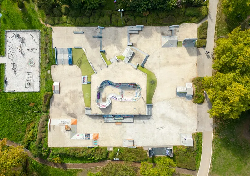 Loodrecht luchtbeeld van het skatepark in Kapermolenpark