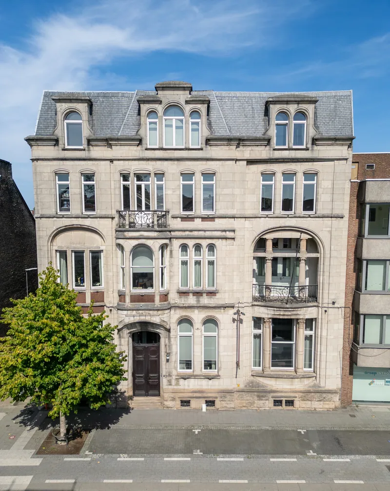 Frontaal luchtbeeld van een statige historische stadsgevel in Hasselt